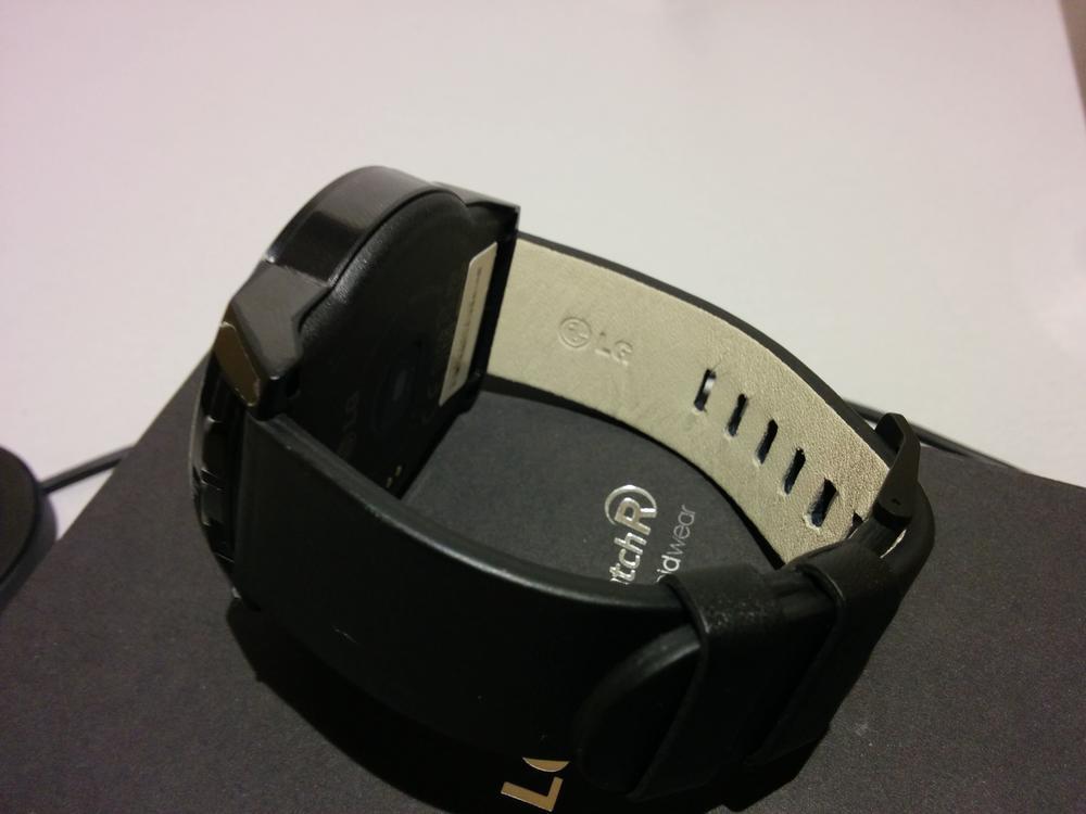 LG_G_watch_R_ladowarka_pasek_10